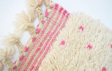 Load image into Gallery viewer, Moroccan Beni Ourain Pink Dots  4’11” x 8 Ft 8 || Vintage Rug || Soft Rug Woven Rug Beni Ourain Carpet Berber Rug 