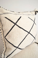 Load image into Gallery viewer, Beni Ourain cushion cover cushion with tassels