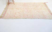 Load image into Gallery viewer, Moroccan Beni Ourain Pink Dots  4’11” x 8 Ft 8 || Vintage Rug || Soft Rug Woven Rug Beni Ourain Carpet Berber Rug 